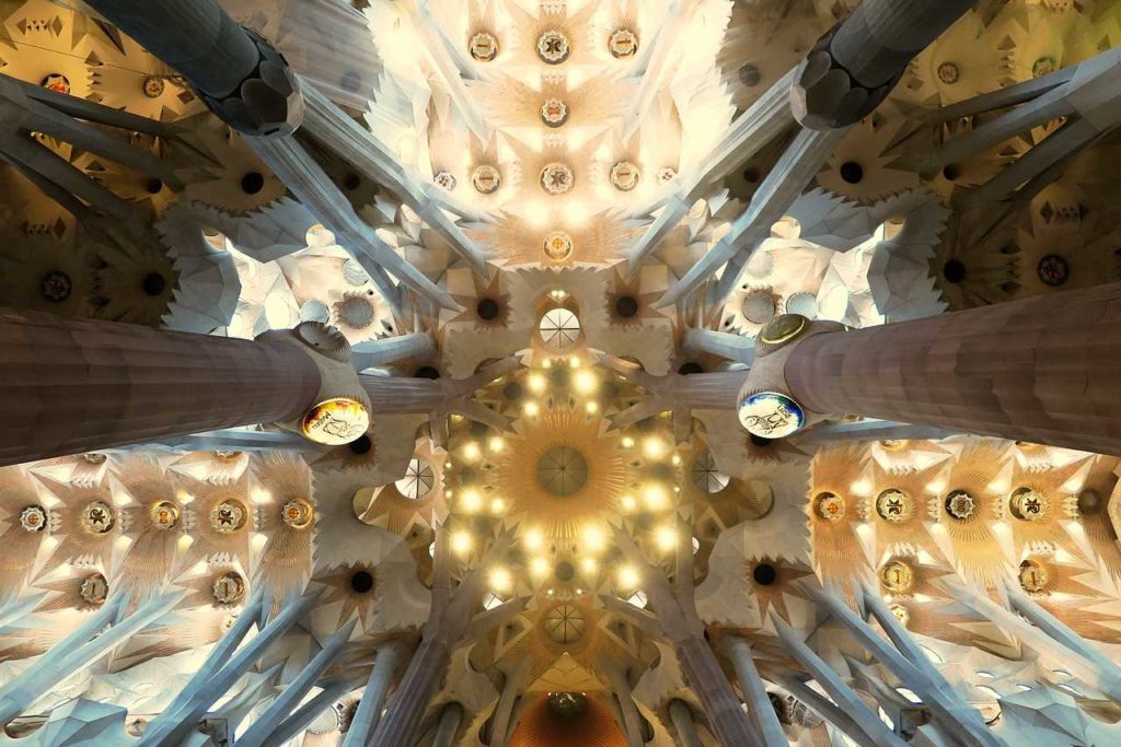 bajkowy strop Sagrada Familia Barcelona