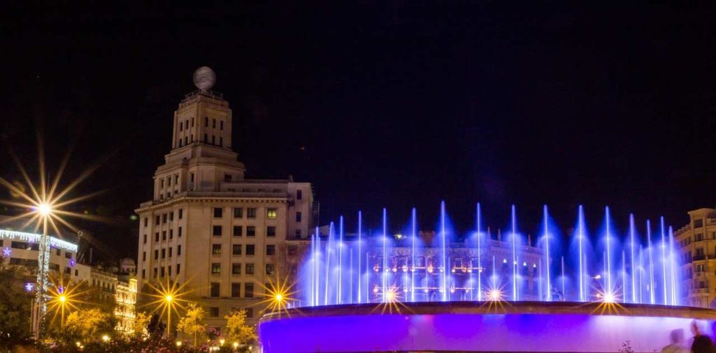magiczne fontanny nocą Barcelona